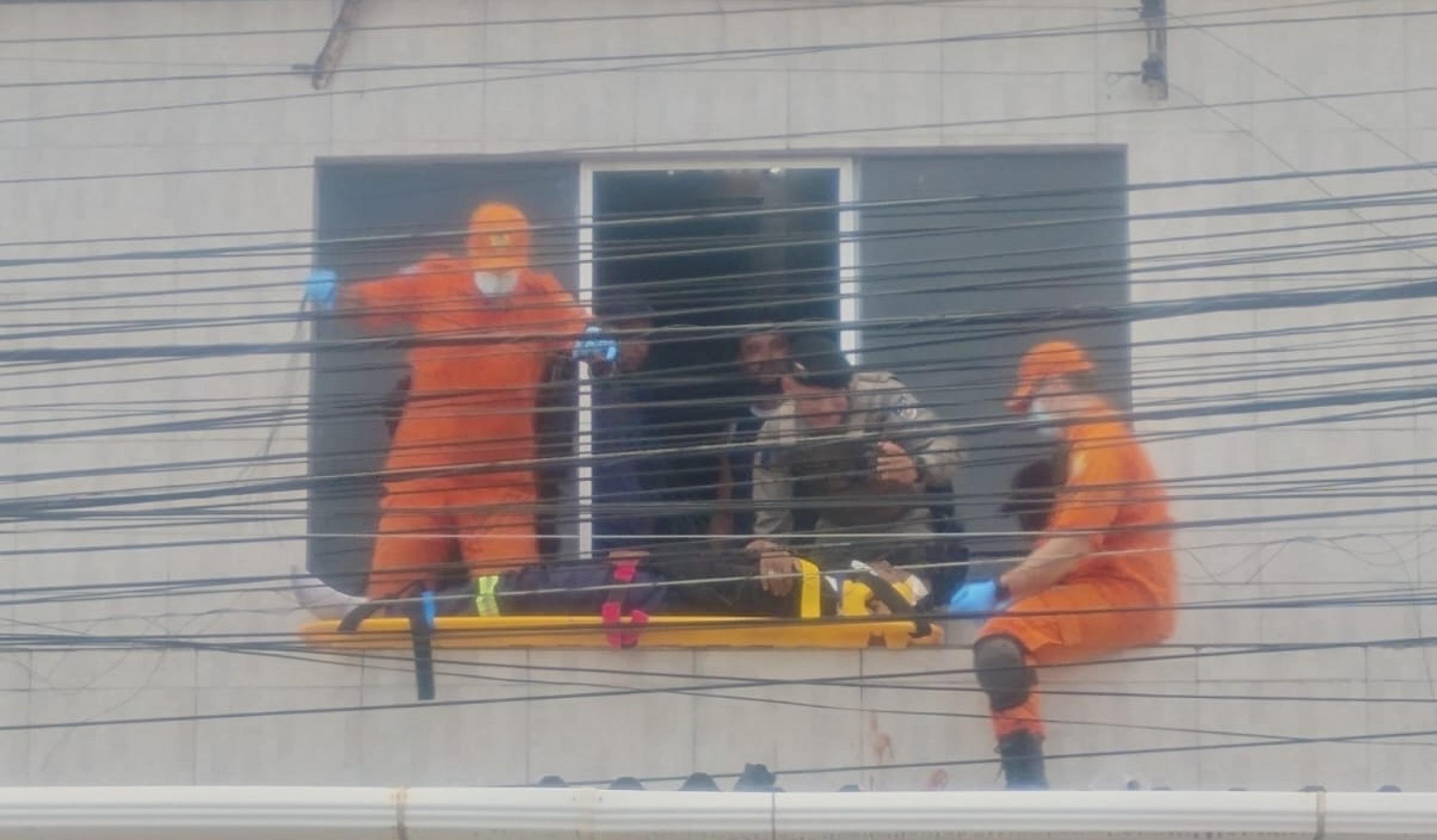 PM presta primeiros socorros a trabalhador após acidente elétrico no Jacintinho