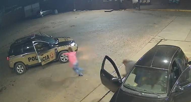 Vídeo: Mulher escapa de sequestro ao saltar de carro e pedir ajuda à PM em MG