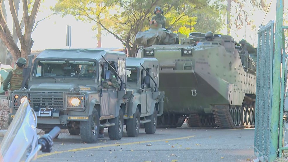 Tanques da Marinha saem em comboio para desfile de blindados, em Brasília