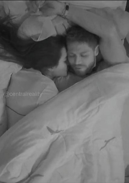 Jonas e Jordana dormem juntos e movimentam edredom durante a madrugada