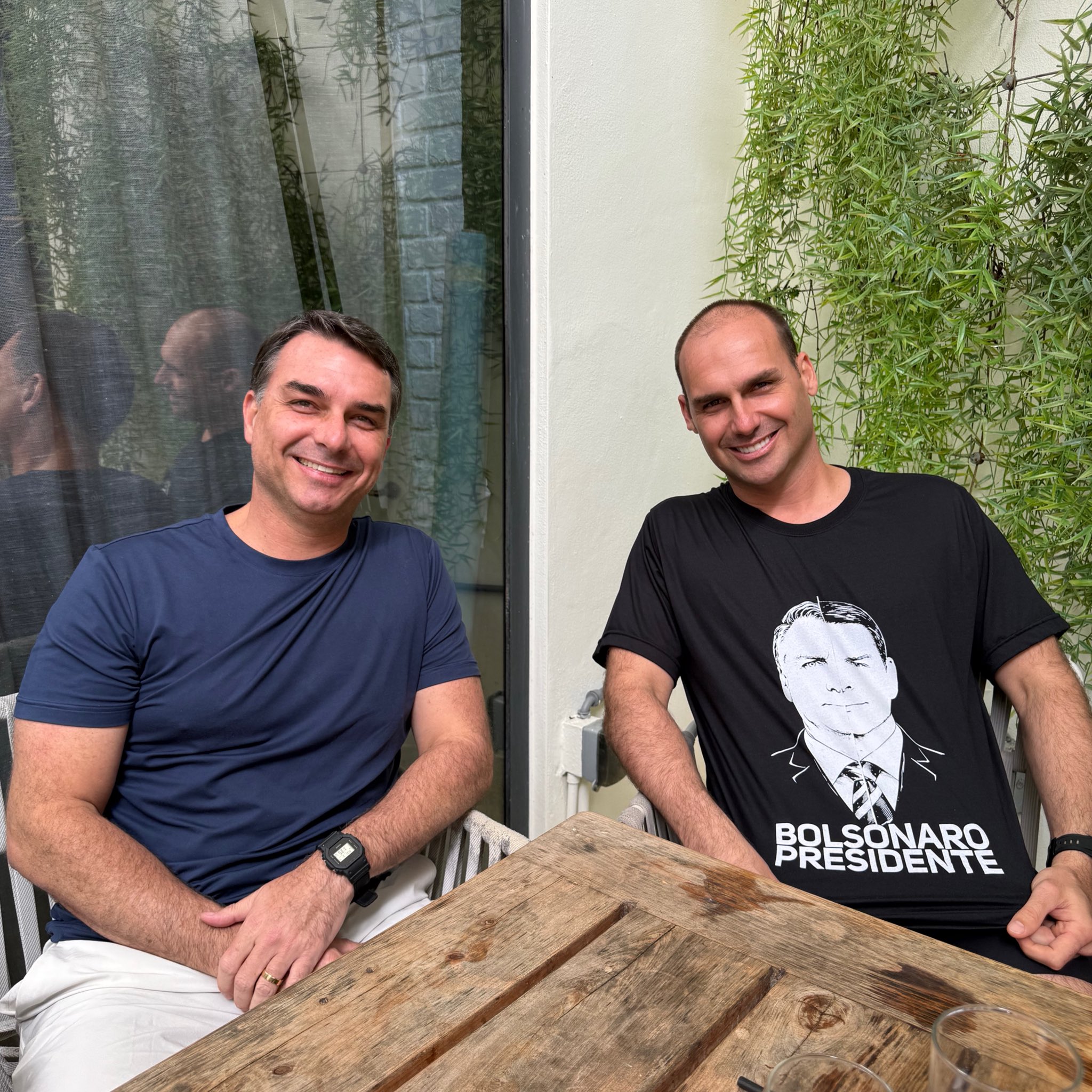 Eduardo Bolsonaro posta foto com camisa polêmica e gera ruído político