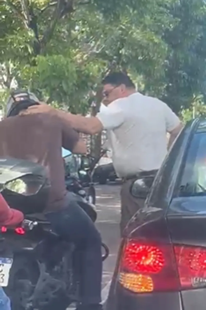 VÍDEO: homem armado ameaça e agride motociclista na Fernandes Lima