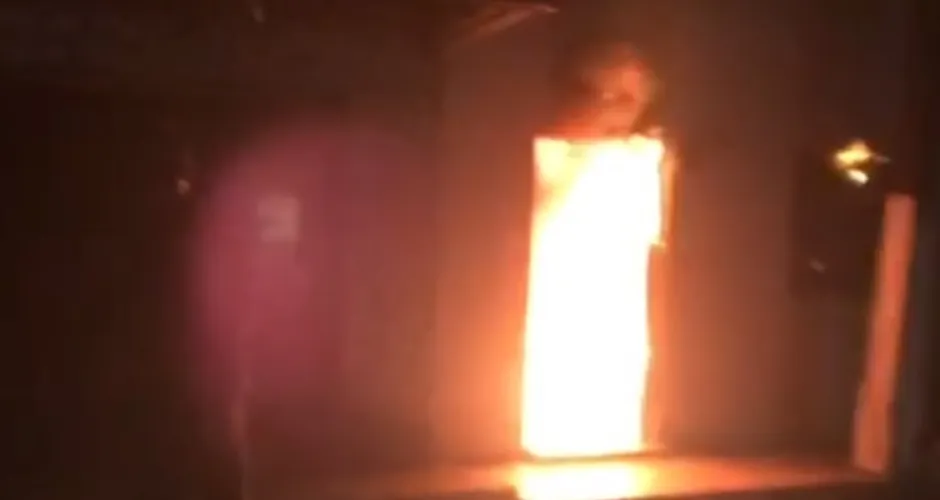 Homem incendeia casa após término e é agredido no Jacintinho