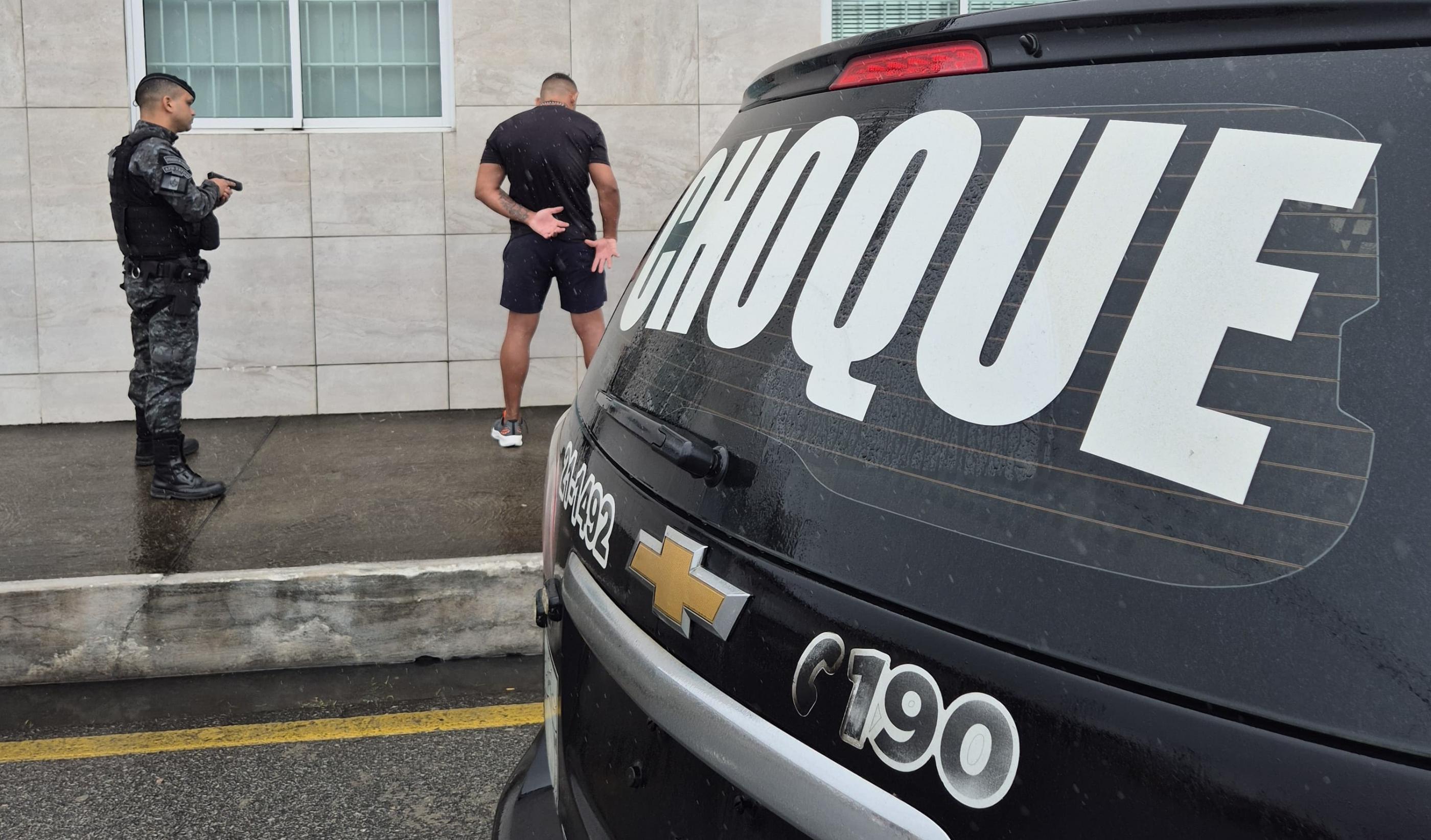 Homem é preso por romper tornozeleira eletrônica e ameaçar ex em Maceió