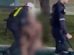 Homem de calcinha é preso após tomar banho em praça