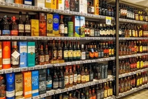 Homem é preso após tentar furtar whisky de supermercado em Arapiraca