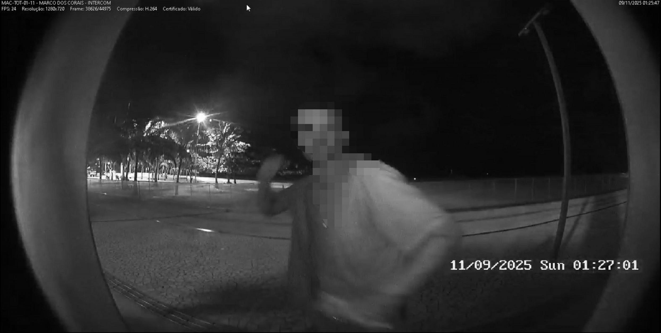 Homem é detido após causar dano a totem de videomonitoramento na orla de Maceió