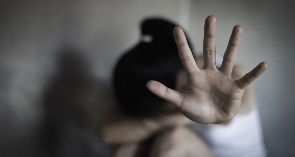 Homem preso por descumprir medida protetiva e agredir companheira