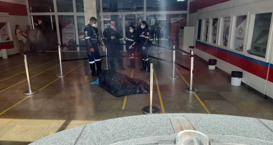Homem sofre mal súbito e morre dentro de agência bancária, em AL