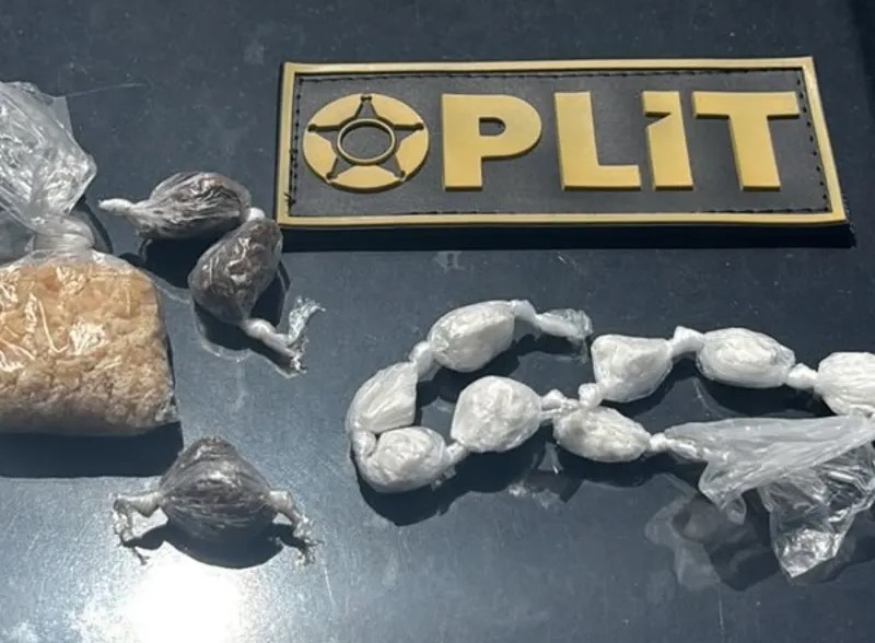 Suspeito tenta fugir pela areia e acaba preso com drogas na Pajuçara