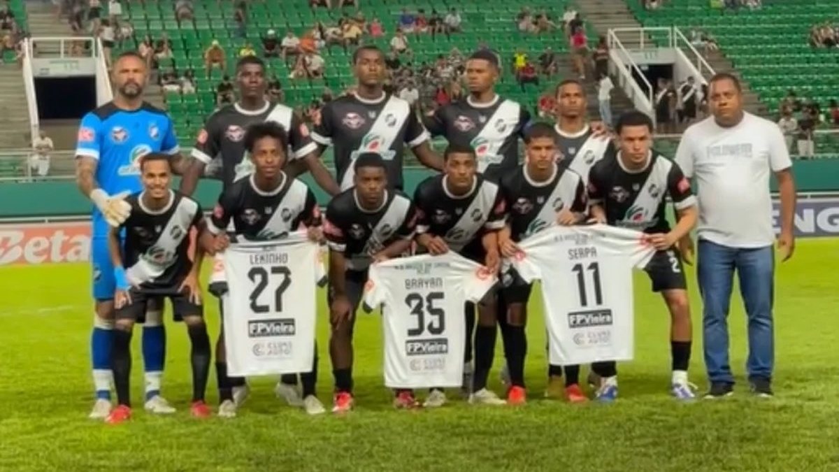 Time de goleiro Bruno homenageia jogadores presos por estupro