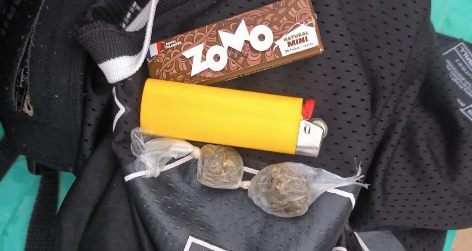 Homens são flagrados com drogas e detidos no Marco dos Corais