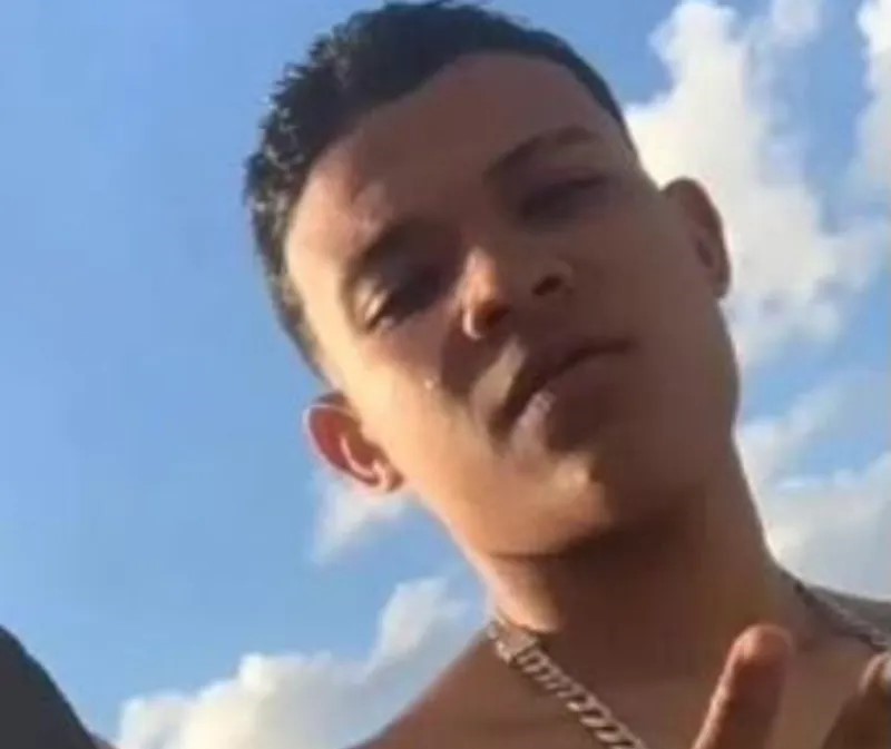 Adolescente de 17 anos é morto a tiros na frente da mãe em Maceió