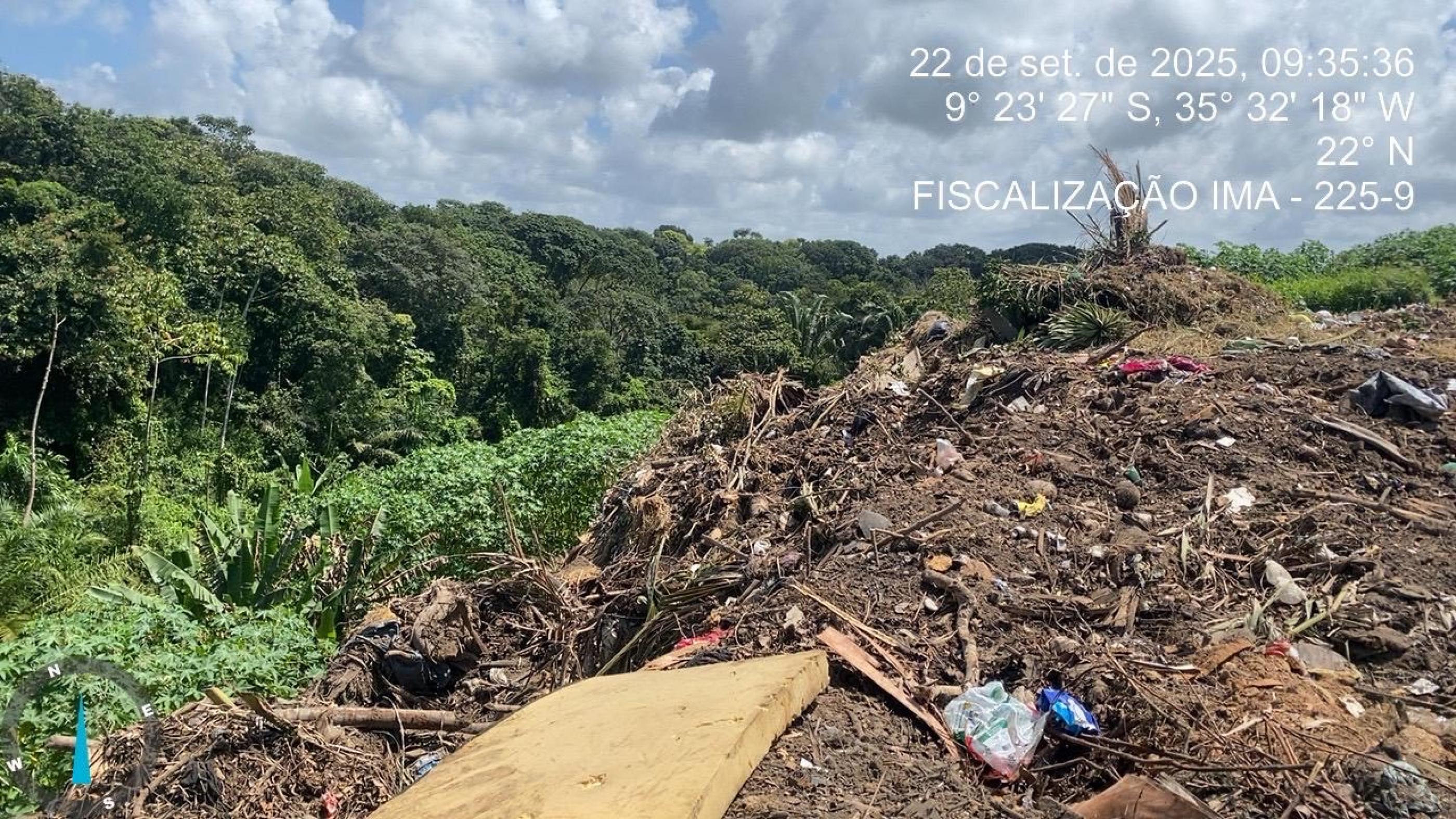 Multa de R$ 200 mil é aplicada em área usada como lixão irregular em Barra de Santo Antônio