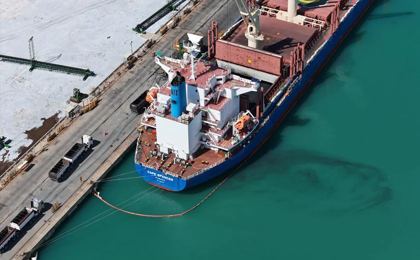 IMA multa empresa por contaminação com petcoque no mar do Porto de Maceió