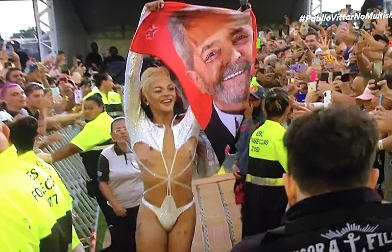 Bolsonaro aciona TSE contra Lollapalooza após falas pró-Lula de Pabllo Vittar