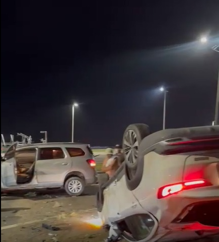 Colisão entre dois carros no Pontal da Barra deixa vítimas feridas e trânsito interrompido
