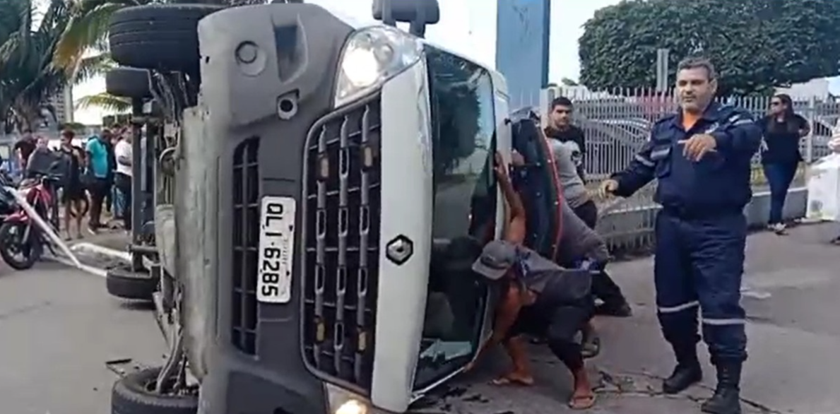 Ambulância com gestante capota após colidir contra ônibus em Maceió