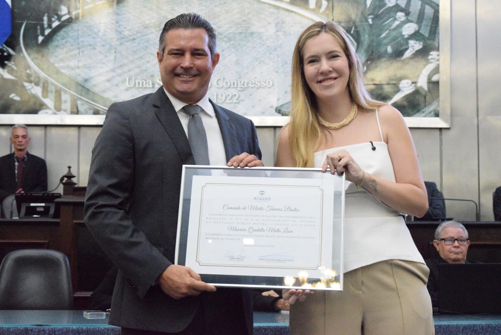 ALE-AL homenageia Maurício Quintella com maior comenda da Casa