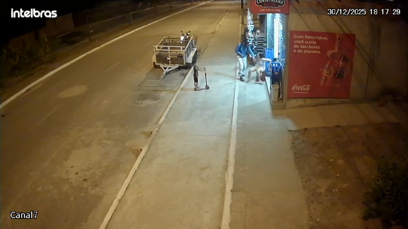 Câmeras de segurança flagram roubo de celulares em mercadinho da parte alta de Maceió