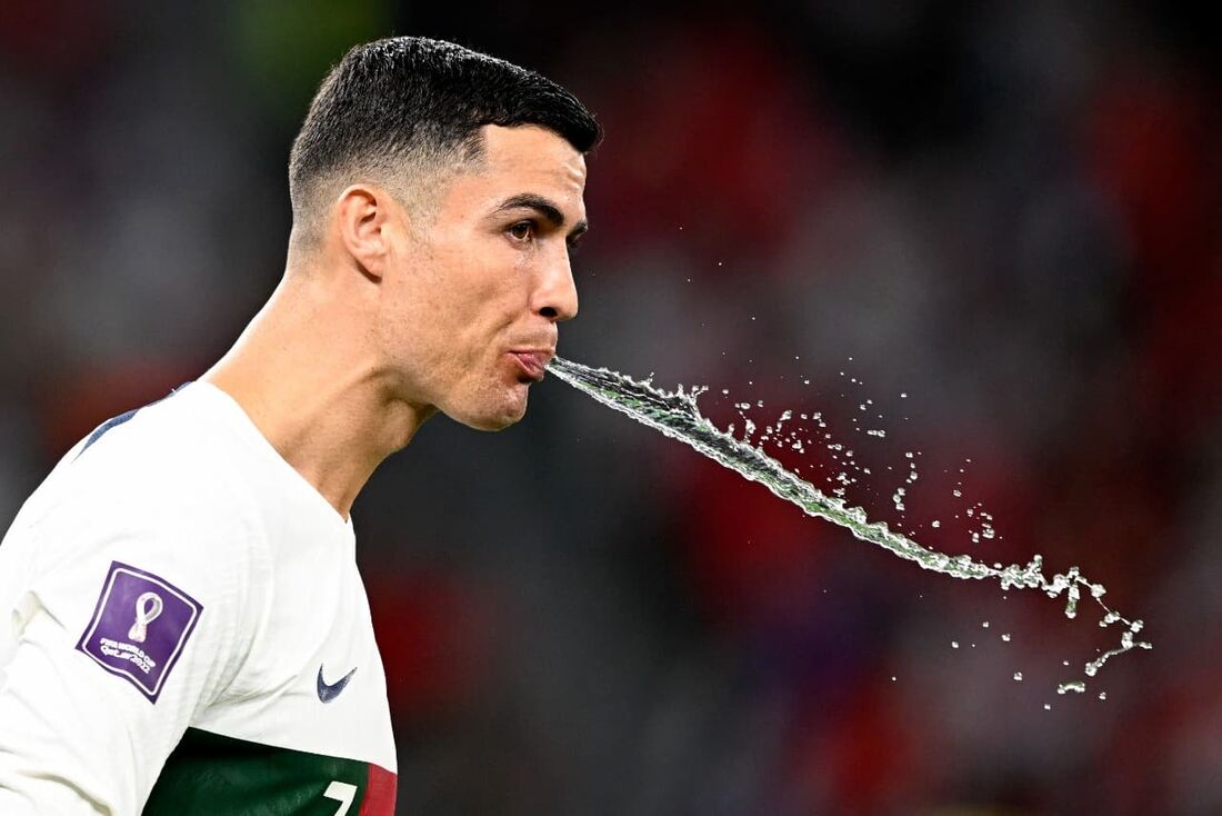 Por que jogadores de futebol cospem água e isotônico durante as partidas? Entenda: