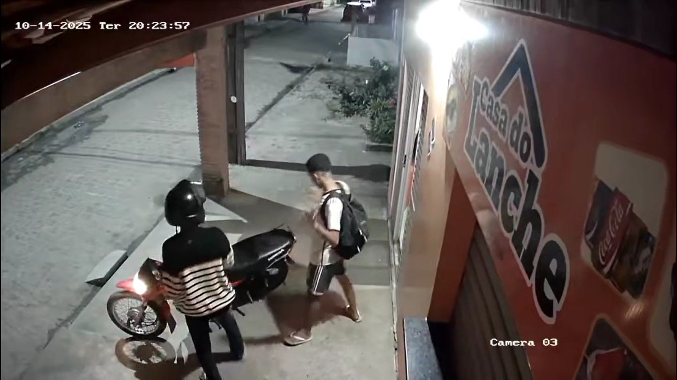 Vídeo: Entregador tem motocicleta roubada por dupla armada em Limoeiro do Anadia