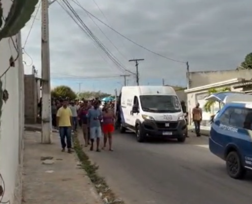 VÍDEO: Despedida de família vítima de tragédia em Piranhas é marcada por forte comoção