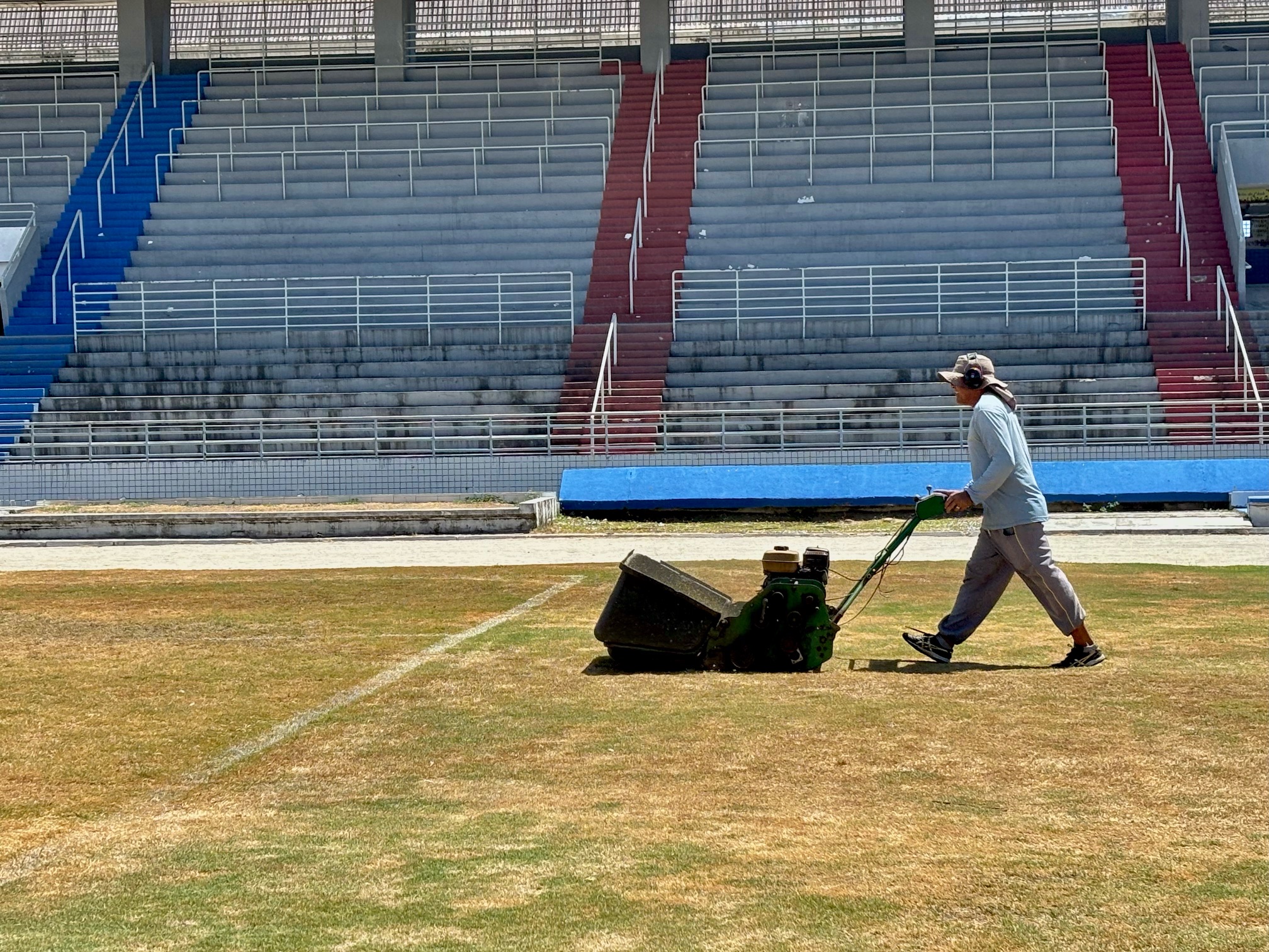 Gramado do Estádio Rei Pelé passa por manutenção para abertura da temporada 2026