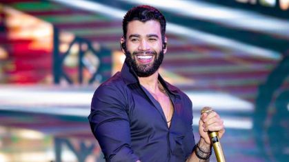 Gusttavo Lima mergulha no mar de Maceió e diverte fãs após show