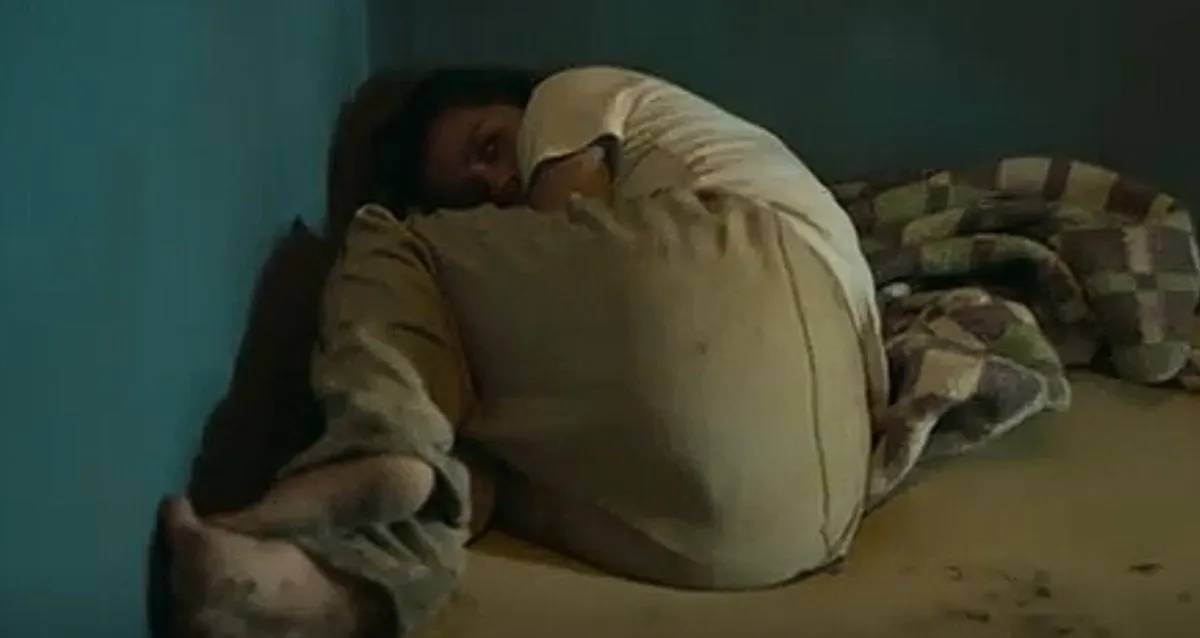 Foto de Deolane Bezerra jogada no chão de cela é cena de série da Netflix