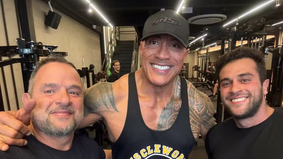 Dwayne Johnson treina em academia no Rio durante divulgação de Moana