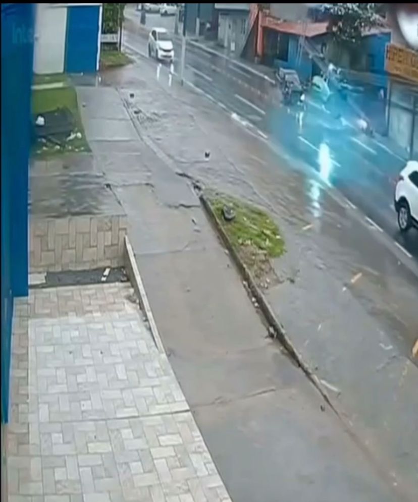Câmera registra carro rodopiando antes de derrubar poste em Maceió