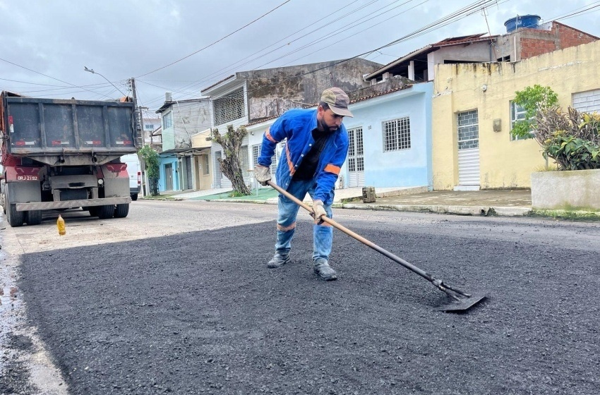 Operação Tapa-buraco recupera vias em Santa Lúcia e Jacintinho