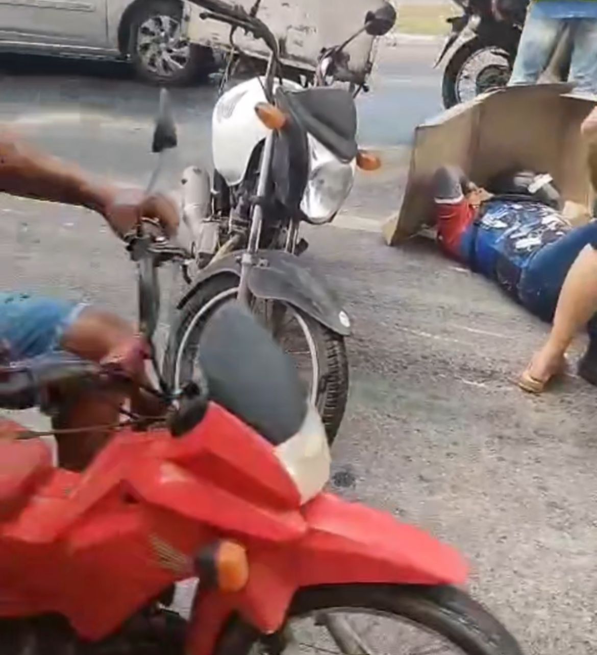 Vídeo: motociclistas sofrem quedas seguidas em via escorregadia no Benedito Bentes