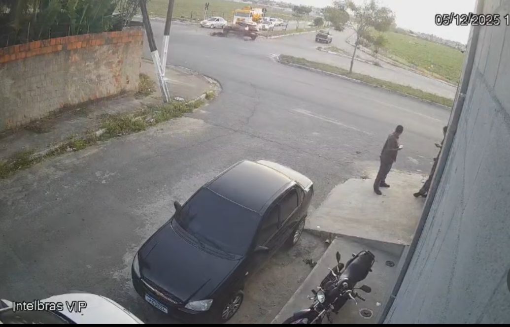 VÍDEO: motociclista bate em carro, é arremessado e atropelado por caminhão em Maceió