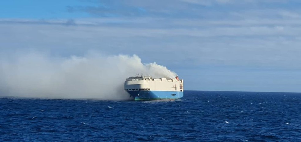 Milhares de carros de luxo estão presos em navio em chamas no meio do Atlântico, diz jornal