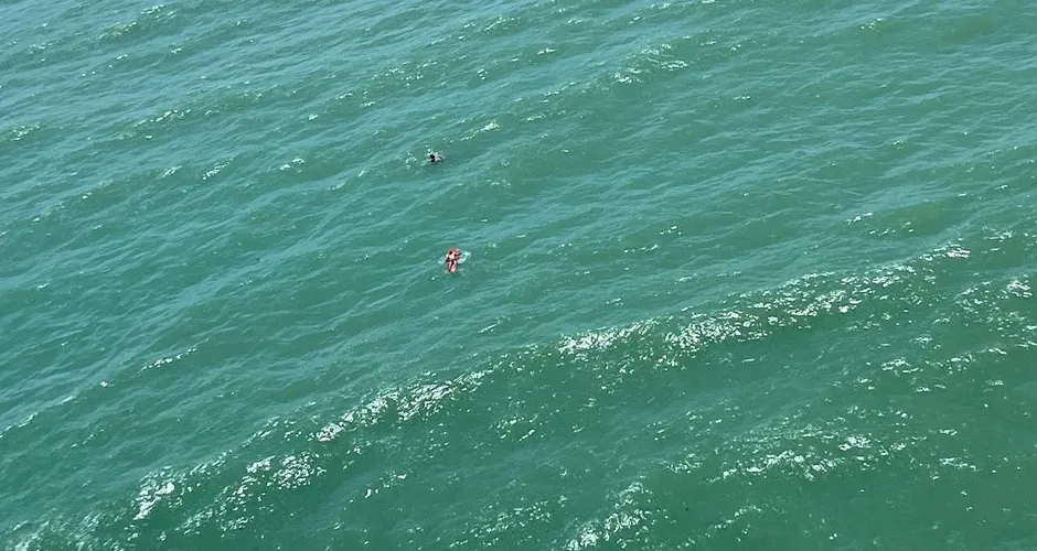 Bombeiros resgatam garoto de 12 anos que ficou à deriva no mar em Maceió