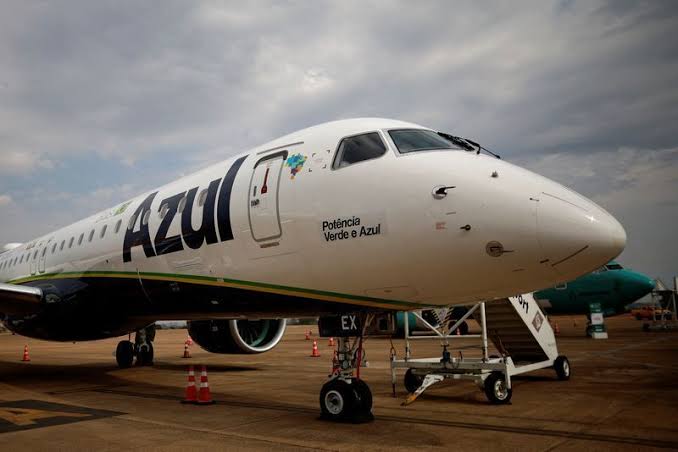 Azul é condenada a pagar R$ 8 mil por atraso de voo