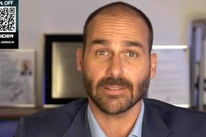 Moraes bloqueia bens de Eduardo Bolsonaro e trava repasses feitos por Jair Bolsonaro