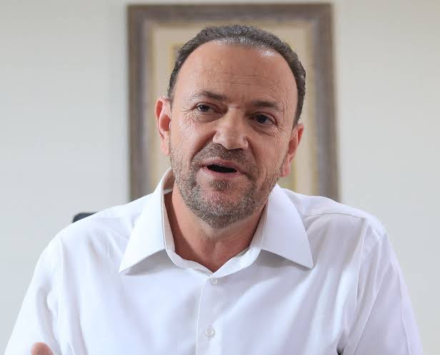 O que o presidente do PT foi fazer na casa de JHC em Maceió?