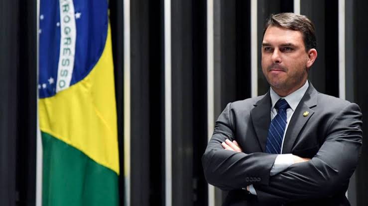 Flávio Bolsonaro diz que vai abrir sigilo bancário, mas estabelece condições ao presidente Lula