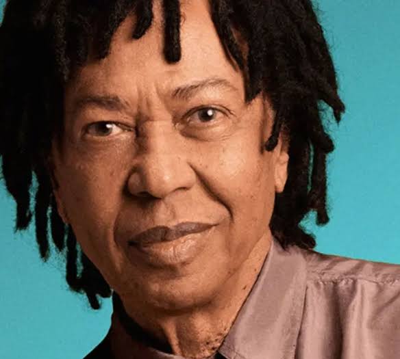 Djavan surpreende fãs ao deixar o palco e dançar no meio da plateia na Europa