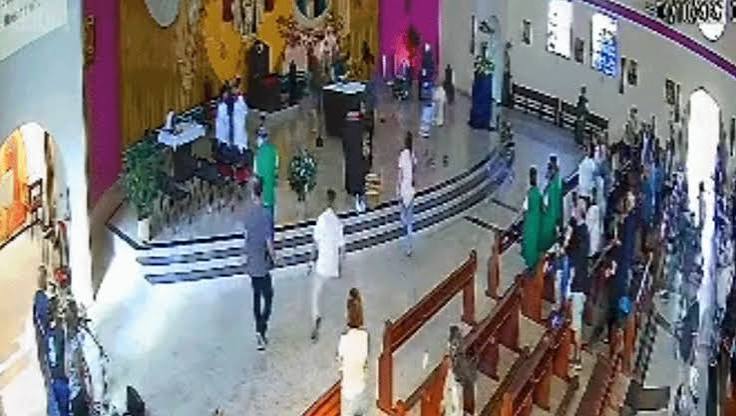 Homem invade altar e tenta atacar bispo: “A condenação dele está próxima”