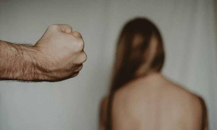 Mulher é agredida por companheiro após acender a luz do quarto