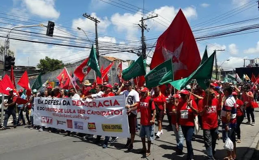 Estudantes do Ifal fazem caminhada em apoio a Lula, em Maceió