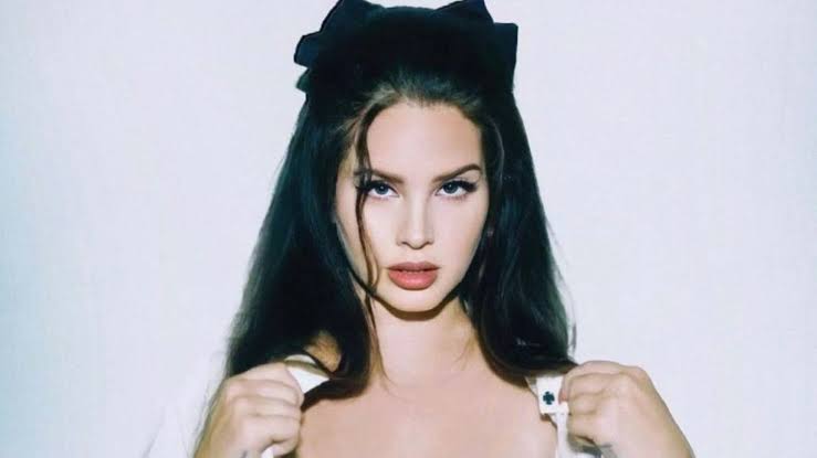 Lana Del Rey anuncia dois álbuns após 3 anos sem lançamentos