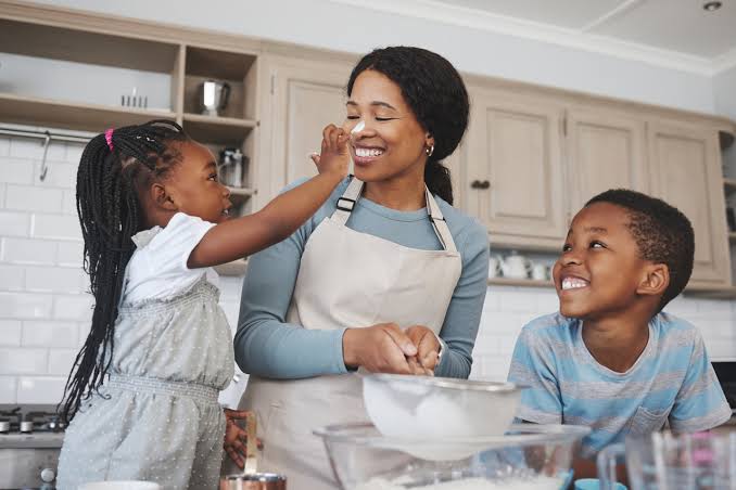 Fome severa cai mais de 70% entre mulheres, pessoas negras e crianças