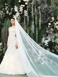 Aos 34 anos, cantora de Guerreiras do K-Pop se casa com vestido de noiva atemporal
