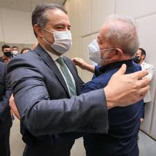 Em reencontro, Renan Filho abraça e conversa com Lula sobre cenário político do país