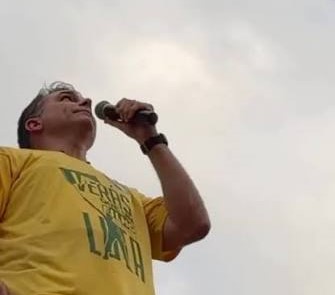 Ovos são jogados contra carreata de Flávio Bolsonaro em Goiânia